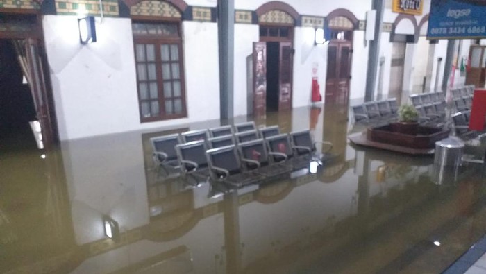 Penampakan banjir yang merendam bagian peron Stasiun Tawang Semarang