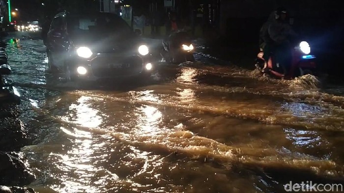 Penampakan genangan banjir di Jalur Pantura Kota Pekalongan, tepatnya di KH Mas Mansyur