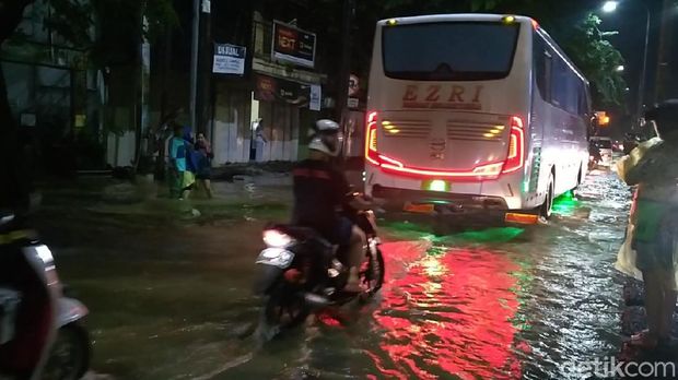 Penampakan genangan banjir di Jalur Pantura Kota Pekalongan, tepatnya di KH Mas Mansyur