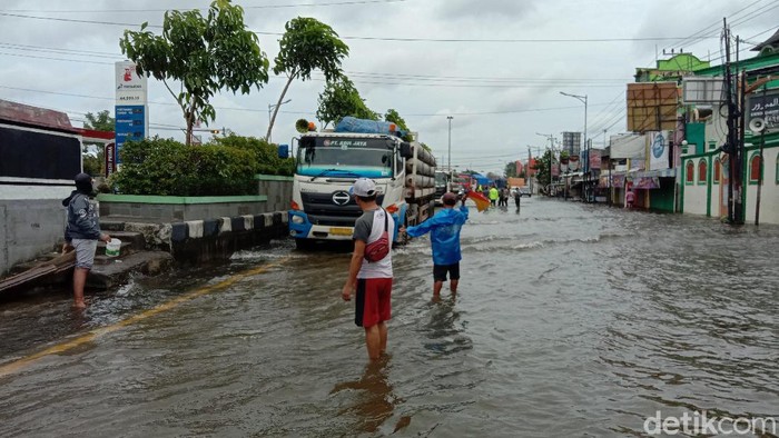 Penampakan genangan banjir di ruas Jalan Pantura Kudus, tepatnya di Desa Jati Wetan, Kudus, Minggu (7/2/2021).