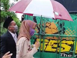 Heboh Pengantin di Kudus Naik Gerobak Terobos Banjir, Ini Kisahnya