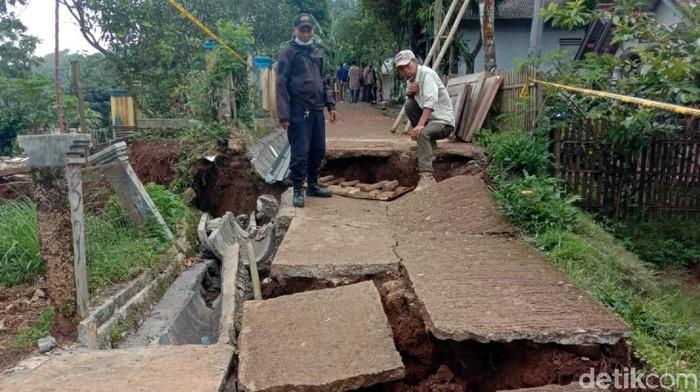 Pergerakan tanah di Nyalindung Sukabumi terus meluas