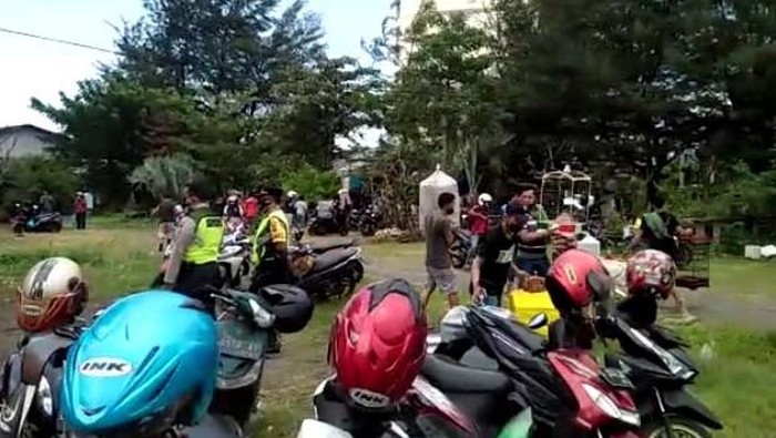 Polisi bersama tiga pilar bubarkan gantang burung di Surabaya