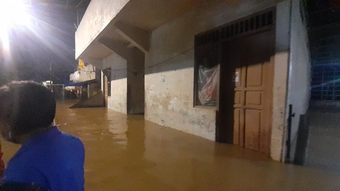 Pukul 21.00 WIB, Banjir di Pejaten Timur Belum Surut