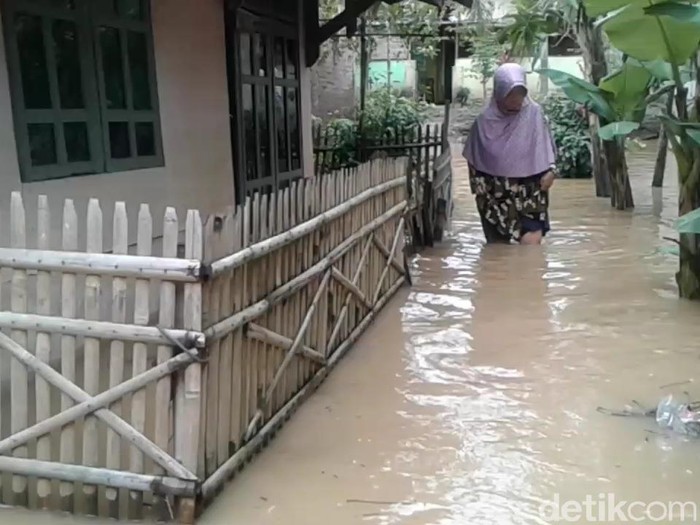Puluhan rumah di Subang terendam banjir akibat luapan sungai