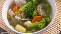Sop sayuran dengan beragam sayuran dan kaldu ayam bisa jadi lauk menyegarkan untuk makan siang. Pilih sayuran sesuai selera anak-anak. Resepnya bisa dilihat berikut ini. Foto: iStock