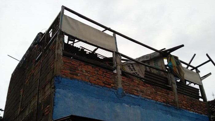 Rumah di  kelurahan Sumur Batu Bekasi rusak akibat puting beliung.