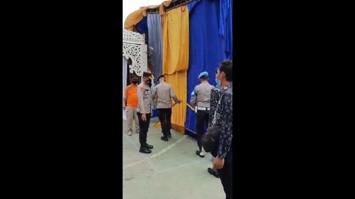 Tanda yang disegel oleh polisi karena akan adakan resepsi pernikahan dengan undangan 500 orang di Kec. Makasar Jakarta Timur.