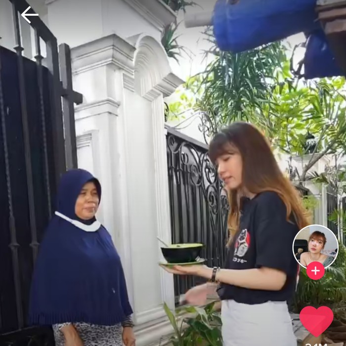 Terharu Makanannya Ditawar Mahal, Ibu Ini Tahan Tangis