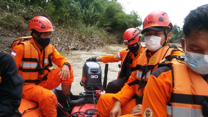 Tim BPBD Sragen saat proses pencarian kakek yang diduga lompat ke Bengawan Solo, Minggu (7/2/2021).