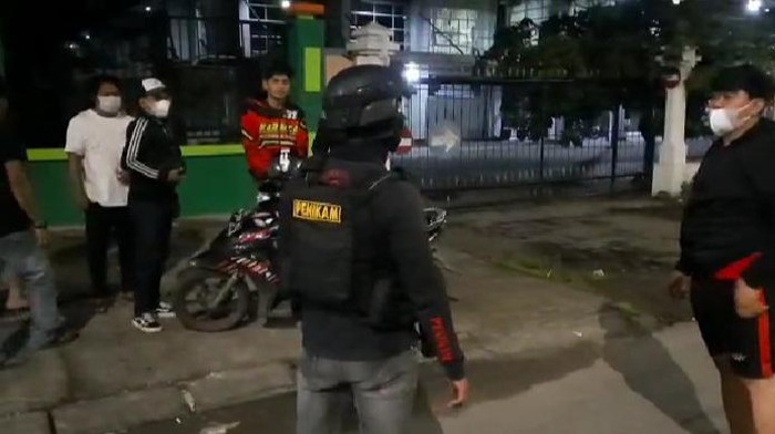 Tim Penikam Polrestabes Makassar, Sulsel, membubarkan aksi balap liar yang dilakukan oleh ratusan kendaraan di jalan Andi Pangeran Pettarani.