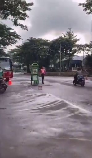 tukang bubur disambut kucing
