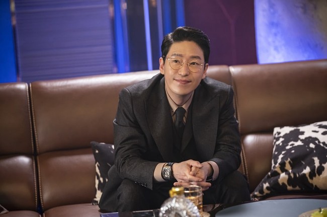 Aktor Uhm Ki Joon bikin penonton The Penthouse merinding saat memerankan karakter Joon Dan Te. Tak hanya kejam pada anak kembarnya, keserakahan raja real estate ini juga tak mengenal batas. Foto: Dok. SBS