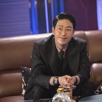 Aktor Uhm Ki Joon bikin penonton The Penthouse merinding saat memerankan karakter Joon Dan Te. Tak hanya kejam pada anak kembarnya, keserakahan raja real estate ini juga tak mengenal batas. Foto: Dok. SBS