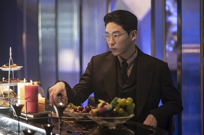 Dalam foto lain, karakter Joo Dan Tee terlihat dingin dengan ekspresi kosong. Tim drakor The Penthouse Season 2 menyebut, Joon Dan Te akan kembali berulah dan melampaui ekspektasi pemirsa. Sebelum menyaksikan The Penthouse Season 2, kamu bisa menonton The Penthouse Season 1 yang sedang tayang di Trans TV setiap Senin - Jumat pukul 18.00 WIB. Foto: Dok. SBS