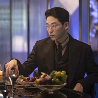 Dalam foto lain, karakter Joo Dan Tee terlihat dingin dengan ekspresi kosong. Tim drakor The Penthouse Season 2 menyebut, Joon Dan Te akan kembali berulah dan melampaui ekspektasi pemirsa. Sebelum menyaksikan The Penthouse Season 2, kamu bisa menonton The Penthouse Season 1 yang sedang tayang di Trans TV setiap Senin - Jumat pukul 18.00 WIB. Foto: Dok. SBS