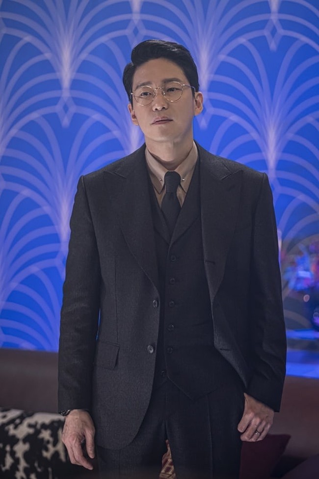 Tim The Penthouse Season 2 merilis foto terbaru Uhm Ki Joon pada Jumat (6/2/2021) kemarin. Ia mengenakan setelan mewah yang memancarkan karisma karakter Joon Dan Te. Foto: Dok. SBS