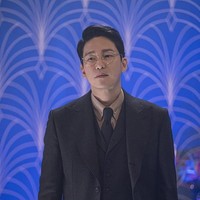 Tim The Penthouse Season 2 merilis foto terbaru Uhm Ki Joon pada Jumat (6/2/2021) kemarin. Ia mengenakan setelan mewah yang memancarkan karisma karakter Joon Dan Te. Foto: Dok. SBS