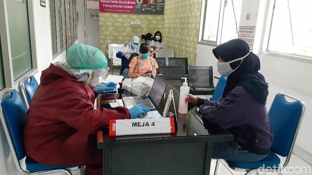 Vaksinasi Bagi Tenaga Kesehatan di Puskesmas Senen
