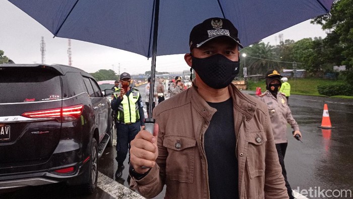 Wali Kota Bogor Bima Arya meninjau titik pemeriksaan ganjil genap Bogor.