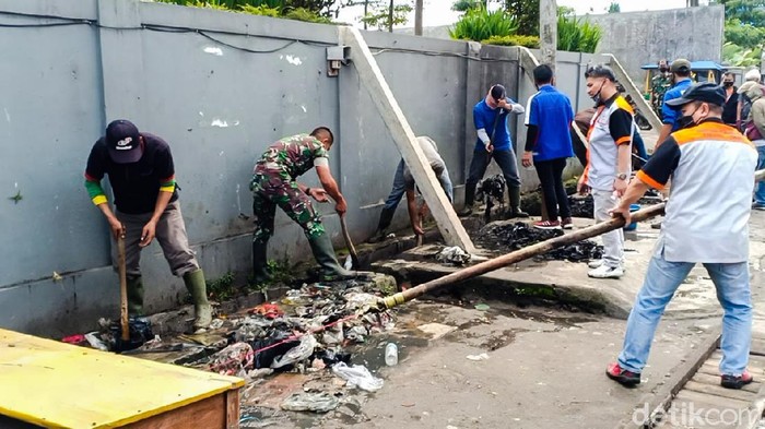 Warga Lembang berjibaku membersihkan drainase pasar panorama