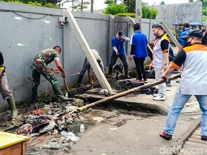 Cegah Banjir, Warga Bersihkan Drainase Pasar Panorama Lembang