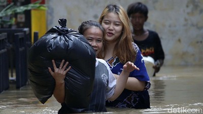Aksi Nekat Warga Rawajati Terobos Banjir