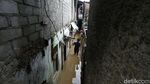 Aksi Nekat Warga Rawajati Terobos Banjir