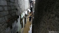 Banjir ini disebabkan hujan deras yang mengguyur Jakarta.