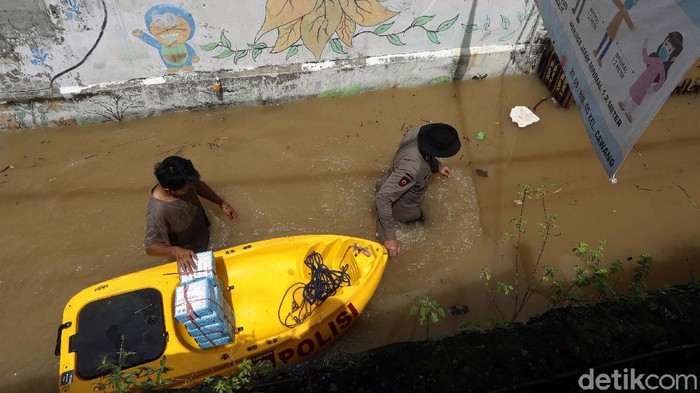 Banjir masih merendam kawasan Rawajati, Jakarta, Senin (08/02/2021). Warga nekat menerobos banjir yang cukup tinggi tersebut.