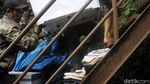 Aksi Warga Susah Payah Selamatkan Harta dari Banjir