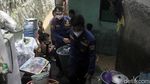 Aksi Warga Susah Payah Selamatkan Harta dari Banjir