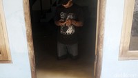 Ketinggian air di dalam rumah warga mencapai lutut orang dewasa.
