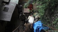 Banjir di kawasan Pejaten Timur sudah terjadi sejak kemarin karena sungai Ciliwung meluap.