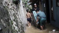 Banjir merendam rumah warga di RT 005 RW 05 Kelurahan Pejaten Timur, Jakarta Selatan, Senin (8/2).