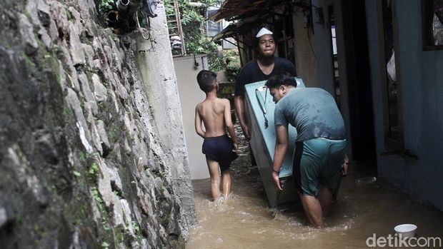 Banjir merendam Kelurahan Pejaten Timur, Jakarta Selatan. Sejumlah warga sibuk menyelamatkan barang-barang mereka tempat yang tinggi.