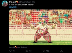 Alisson mungkin bak badut yang menjaga gawang Liverpool. Sebab, dua kesalahannya begitu fatal, yakni dua kali salah mengoper bola, yang malah ke pemain lawan sehingga berujung gol ke gawang sendiri. (Foto: Twitter @montydhny)