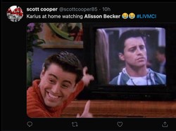 Atau begini ekspresi girang Karius melihat Alisson tampil sama buruk dengannya, ketika Liverpool dibantai City empat gol. (Foto: Twitter @scottcooper85)