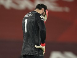 Kiper Liverpool, Alisson Becker, bikin dua blunder fatal saat timnya dibantai Manchester City 1-4 di Anfield, Minggu (7/2/2021) malam WIB. (Foto: Jon Super/AP/Pool)