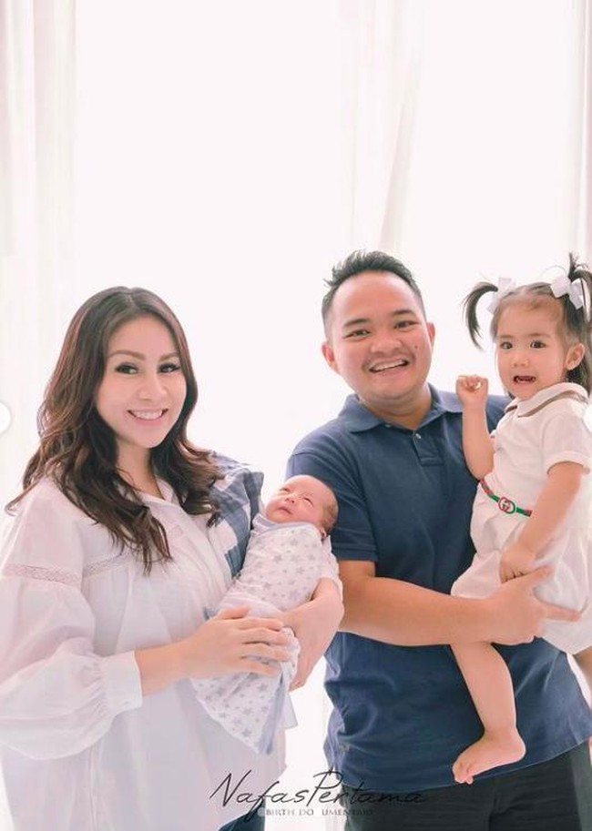 Momo Geisha dipinang oleh Nicola Reza Samudra pada 8 April. Pesta pernikahan mereka berlangsung akbar. Bukan hal yang aneh mengingat status Reza yang berlatar keluarga tajir. (Foto: Instagram/@therealmomogeisha)