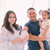 Momo Geisha dipinang oleh Nicola Reza Samudra pada 8 April. Pesta pernikahan mereka berlangsung akbar. Bukan hal yang aneh mengingat status Reza yang berlatar keluarga tajir. (Foto: Instagram/@therealmomogeisha)