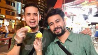 Bersama Raffi Ahmad, Aufar mencicipi durian enak di Singapura. Dari wajah-wajahnya sih mereka penggemar berat durian ya! Foto: Instagram aufar.hutapea