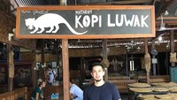 Bukti lain kalau Aufar penggemar kopi luwak. Ia bahkan melihat langsung proses pengeringan biji kopi luwak. Foto: Instagram aufar.hutapea
