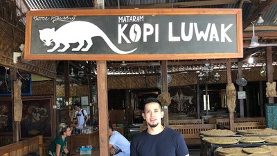 Aufar Hutapea Saat Menikmati Kopi Luwak hingga Steak Salt Bae