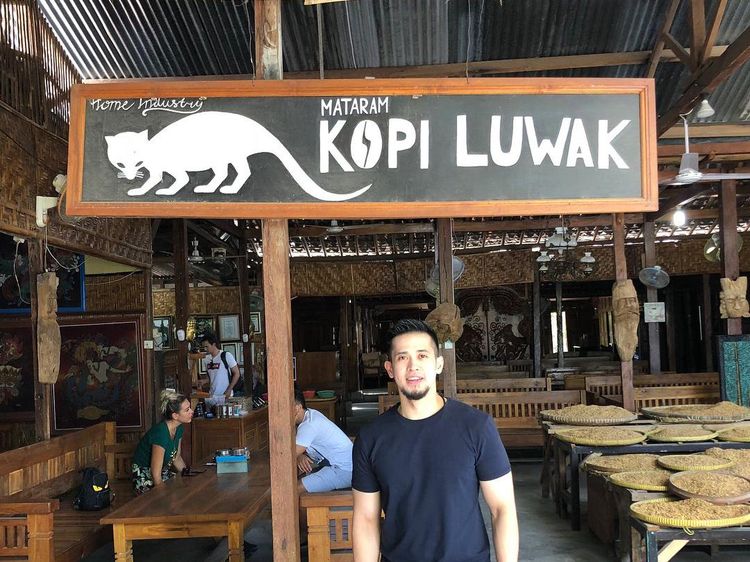 Aufar Hutapea Saat Menikmati Kopi Luwak hingga Steak Salt Bae