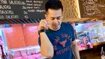 Aufar Hutapea Saat Menikmati Kopi Luwak hingga Steak Salt Bae