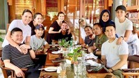 Kumpul bersama sahabat-sahabat tercinta, Aufar dan Olla menikmati brunch bersama. Wah, ada kue cucur yang bikin salah fokus! Foto: Instagram aufar.hutapea