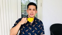 Kalau ini gaya santai Aufar saat menikmati secangkir kopi luwak. Ia menyebut kalau kopi mahal ini merupakan favoritnya. Foto: Instagram aufar.hutapea