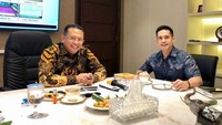 Pemilik gelar magister hukum ini lumayan aktif di Instagram. Sering kali Aufar membagikan momen kedekatan dengan para pejabat, termasuk ketika makan bersama Bambang Soesatyo. Foto: Instagram aufar.hutapea