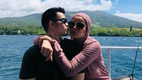 Aufar Hutapea dan istrinya, Olla Ramlan diduga saling sindir di Instagram. Hal ini bermula dari Aufar yang menulis, Menikahlah dengan perempuan yang ketika ada masalah ia lati ke Tuhan bukan Laki-laki lain. Foto: Instagram aufar.hutapea